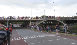 902506 Afbeelding van het massaal toegestroomde publiek op en bij de Langerakbrug over de Rijksstraatweg te De Meern ...